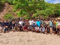 1765386287673-foto-bersama-warga-dan-aparat-setelah-melakukan-penutupan-tambang-emas-ilegal-di-bukit-dundang-desa-kuta-kecamatan-pujut-lombo-1765354812493_43