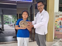 1765472691665-abhipraya-10-warga-cebongan-saat-menyerahkan-trenggiling-ke-petugas-bksda-yogyakarta-1765357329492_43