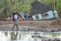 1765559094686-lewati-sungai-dan-jalan-terjal-pelajar-palembayan-tetap-jalani-ujian-1765263998431_43