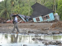 1765559094686-lewati-sungai-dan-jalan-terjal-pelajar-palembayan-tetap-jalani-ujian-1765263998431_43