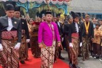 1765623871564-paku-buwono-pb-xiv-purbaya-berjalan-menuju-ke-siti-hinggil-untuk-membacakan-sabda-dalem-sebagai-penerus-takhta-keraton-solo-sa-1763179827541_43
