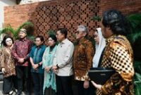 1765688678670-menbud-fadli-zon-bersama-pb-xiv-mangkubumi-dan-perwakilan-keraton-solo-1765677733538_43