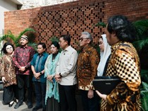 1765688678670-menbud-fadli-zon-bersama-pb-xiv-mangkubumi-dan-perwakilan-keraton-solo-1765677733538_43