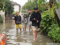 1765710299872-sejumlah-turis-asing-menerobos-banjir-di-jalan-gunung-athena-denpasar-bali-minggu-14122025-foto-aryo-mahendrodetikbali-1765695076030_43