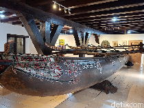 1765710307381-perahu-cadik-papua-di-museum-kehabarian-jakarta-utara-1765694354244_43
