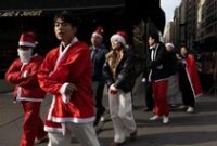 1765710311742-santacon-kembali-digelar-new-york-diselimuti-nuansa-natal-1765676894588_43