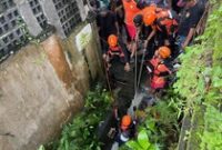 1765731887610-proses-evakuasi-wna-yang-terseret-arus-banjir-dan-jasadnya-tersangkut-di-gorong-gorong-desa-tibubeneng-kuta-utara-badung-bali--1765688884521_43