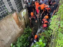 1765731887610-proses-evakuasi-wna-yang-terseret-arus-banjir-dan-jasadnya-tersangkut-di-gorong-gorong-desa-tibubeneng-kuta-utara-badung-bali--1765688884521_43