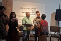 1765731890687-antropolog-enrico-kondologit-dalam-talkshow-papuans-day-bertajui-melampaui-panggung-potensi-seni-pertunjukkan-tradisional-seba-1765707457018_43
