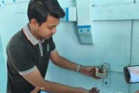 1765731893542-salah-satu-cucu-paku-bowono-pb-xiii-brm-suryo-mulyo-saat-menunjukan-gembok-baru-pintu-kamandungan-keraton-solo-sabtu-13122025-1765624862252_43