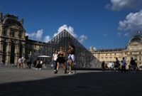 1765796703797-berkunjung-ke-museum-paling-laris-di-paris_43