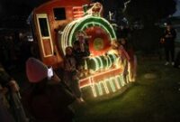 1765904692897-kereta-legendaris-la-sabana-berbalut-cahaya-natal-warga-antusias-berfoto-1765853260519_43