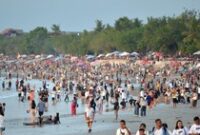 1765947909835-suasana-pantai-kuta-bali-diserbu-wisatawan-jelang-pergantian-tahun-2_43