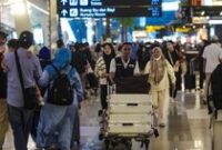 1765991083670-puncak-penumpang-pesawat-jelang-natal-diperkirakan-pada-20-desember-1765977007024_43