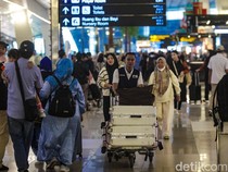 1765991083670-puncak-penumpang-pesawat-jelang-natal-diperkirakan-pada-20-desember-1765977007024_43