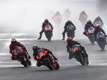 1766055937166-lihat-lagi-aksi-para-pembalap-motogp-usai-balapan-di-mandalika-5_43