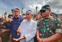 1766055954719-gubernur-jawa-barat-dedi-mulyadi-saat-mengunjungi-perkebunan-teh-malabar-blok-pahlawan-kecamatan-pangalengan-selasa-16122025-1765864521790_43