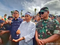 1766055954719-gubernur-jawa-barat-dedi-mulyadi-saat-mengunjungi-perkebunan-teh-malabar-blok-pahlawan-kecamatan-pangalengan-selasa-16122025-1765864521790_43