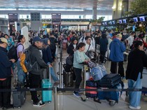 1766228704581-pergerakan-penumpang-pesawat-di-bandara-soekarno-hatta-1766222734771_43