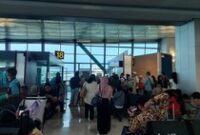 1766250286762-keramaian-penumpang-di-bandara-1766234108136_43