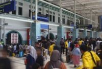 1766487895373-penumpang-kian-ramai-stasiun-pasar-senen-bersiap-hadapi-libur-nataru-1766386878542_43