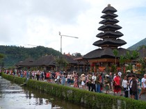 1766639090817-destinasi-ikonik-bali-ulun-danu-beratan-ramai-saat-natal-1766578910049_43