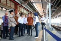 1766660695120-wakil-presiden-republik-indonesia-gibran-rakabuming-raka-di-stasiun-semarang-tawang-kecamatan-semarang-utara-kota-semarang-kam-1766633624336_43