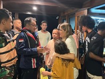 1766919899127-wisatawan-mancanegara-yang-dievakuasi-dengan-selamat-dari-pinisi-tenggelam-di-selat-pulau-padar-taman-nasional-komodo-labuan-b-1766796143028_43