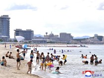 1766984695889-turis-korut-menikmati-suasana-pantai-di-resor-baru-di-wonsan-kalma-1751435437138_43