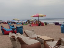 1766984701797-keramaian-turis-di-pantai-seminyak-kuta-legian-bali-sabtu-20122025-aryo-mahendrodetikbali-1766234895296_43