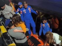 1766984709397-proses-evakuasi-penumpang-kapal-wisata-yang-tenggelam-di-perairan-pulau-padar-taman-nasional-komodo-manggarai-barat-ntt-jumat--1766802398561_43