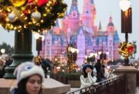 1767179112423-kemeriahan-dekorasi-natal-sambut-pengunjung-di-shanghai-disneyland-1764249244241_43