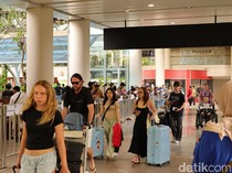 1767200688658-sejumlah-wisatawan-mancanegara-mendarat-di-terminal-internasional-bandara-i-gusti-ngurah-rai-bali-minggu-28122025-foto-aryo-ma-1766916525219_43