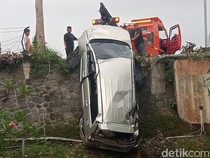 1767200693123-evakuasi-mobil-inova-masuk-jurang-di-ponggok-klaten-1767096993533_43