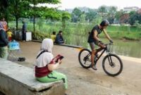 1767438443158-warga-isi-libur-dengan-olahraga-dan-nyantai-di-waduk-brigif-1767420135438_43