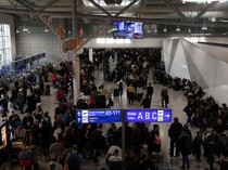 1767675902897-gangguan-radio-lumpuhkan-penerbangan-yunani-ribuan-penumpang-terlantar-1767539919104_43