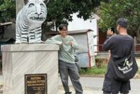 1767783911271-sejumlah-warga-berfoto-dengan-patung-macan-putih-di-kediri-yang-viral-karena-bentuknya-lucu-1766839603650_43