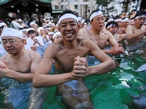 1768194306004-ritual-unik-tahun-baru-warga-tokyo-berendam-air-es-1768110571967_43