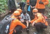 1768323910592-tim-sar-gabungan-saat-melakukan-evakuasi-pendaki-yang-diduga-mengalami-hipotermia-saat-mendaki-gunung-agung-karangasem-bali-se-1768282273655_43