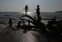 1769403891743-aktivitas-wisata-pantai-pandan-kembali-normal-pascabanjir-dan-longsor-1769346894404_43