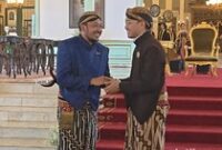 1769533515351-paku-buwono-xiv-mangkubumi-bersalaman-dengan-mangkunegara-x-usai-prosesi-acara-tingalan-jumenengan-mangkunegara-x-selasa-27120-1769501952812_43